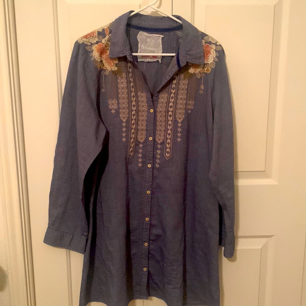 Johnny was tunic western style light denim color with old rose embroidered.